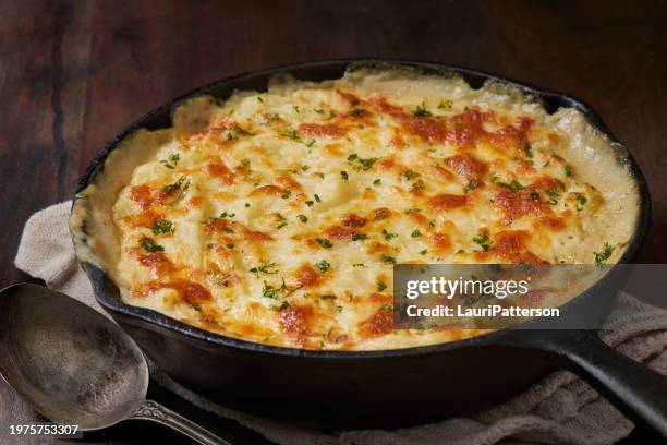 preparing roast chicken shepherd's pie - pie stockfoto's en -beelden