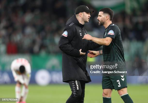 Manager Ole Werner and Anthony Jung of Bremen shake hands after the Bundesliga match between 1. FSV Mainz 05 and SV Werder Bremen at MEWA Arena on...