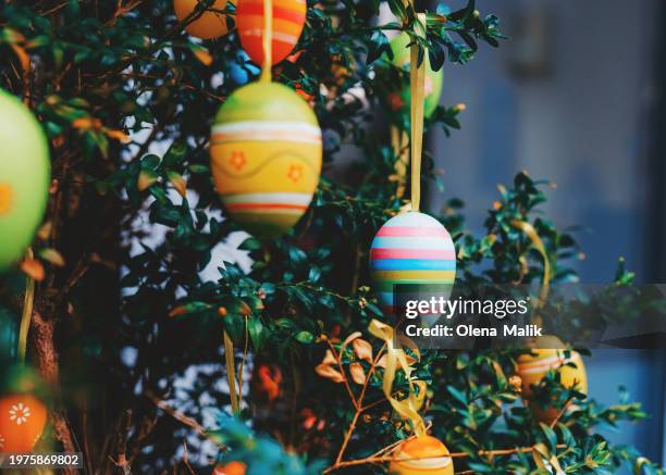 tree decorated with easter eggs - easter bunny sign stock pictures, royalty-free photos & images