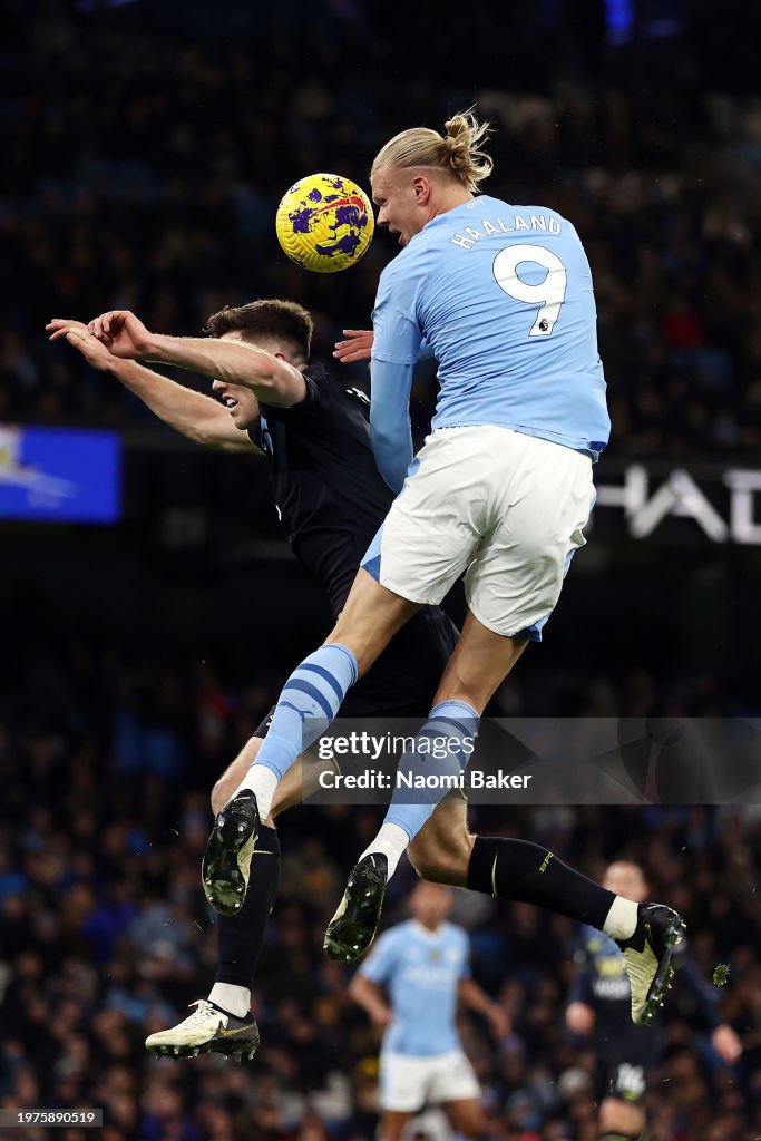 Halanda Erling Haaland of Manchester City has a headed shot whilst under ...