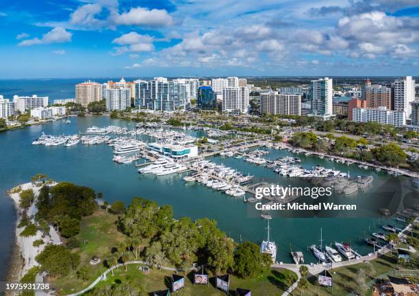 sarasota, florida skyline, island and marina - sarasota imagens e fotografias de stock