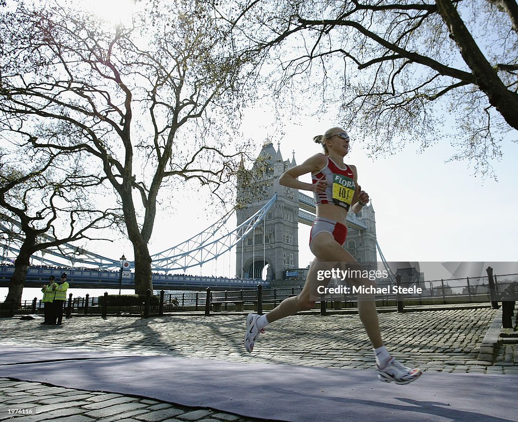 Paula Radcliffe of England runs along the cobbles past the Tower of London