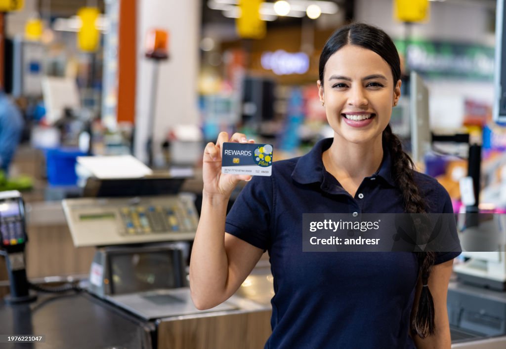 Kassiererin mit Kundenkarte in einem Supermarkt