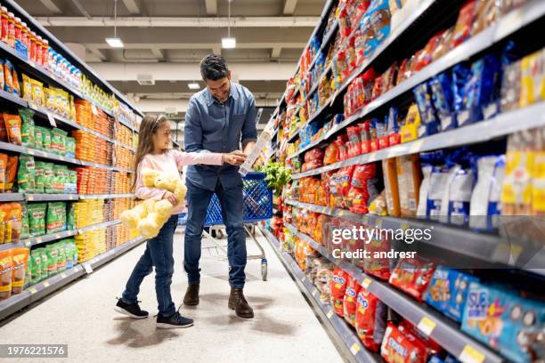 padre e figlia che comprano cereali al supermercato - cereali da colazione foto e immagini stock