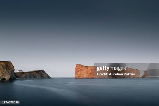 percé, rocher percé, vue nocturne - gaspe peninsula stock pictures, royalty-free photos & images