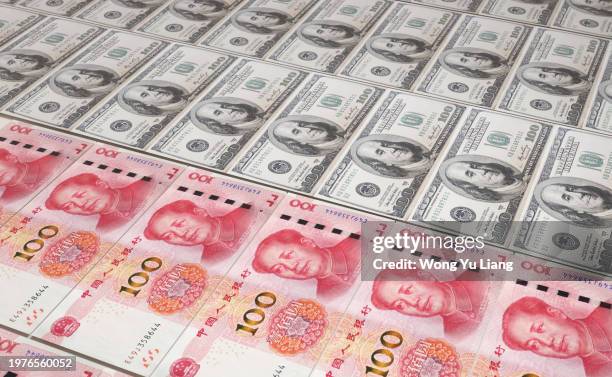 usd vs rmb , us dollar and renminbi - billete de cien dólares estadounidenses fotografías e imágenes de stock