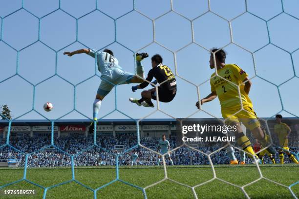 Kosuke Nakamura of Kashiwa Reysol and Kazuki Saito of Júbilo Iwata compete for the ball during the J.League J1 match between Jubilo Iwata and Kashiwa...