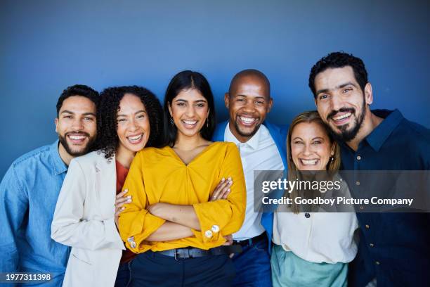 groupe diversifié d’hommes d’affaires souriants debout contre un mur dans un bureau - femme dans un groupe dhommes photos et images de collection