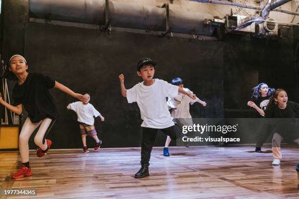 japanese kids immersed in the rhythm and flow of a hip-hop breakdance class - hiphop stockfoto's en -beelden