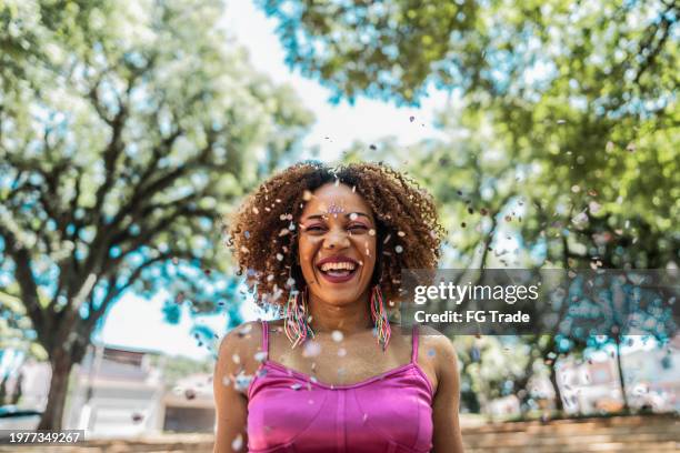 portrait of a young woman celebrating carnival outdoors - carnaval fotografías e imágenes de stock