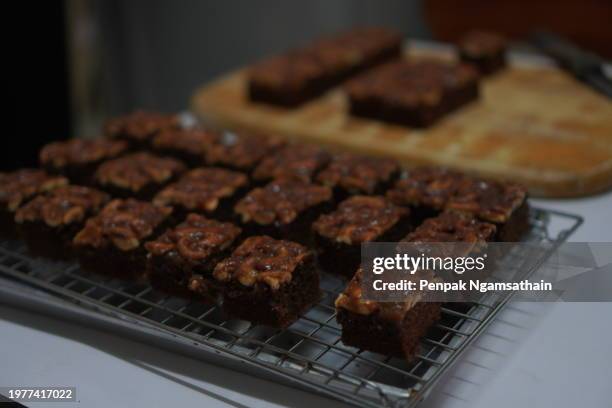 cooking toffee cake - cashew pieces stock pictures, royalty-free photos & images