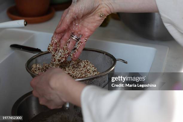 women's hands are washed with quinoa - quinoa photos et images de collection