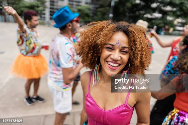 portrait of a young woman having fun at a street carnival party - carnaval in rio de janeiro - fotografias e filmes do acervo