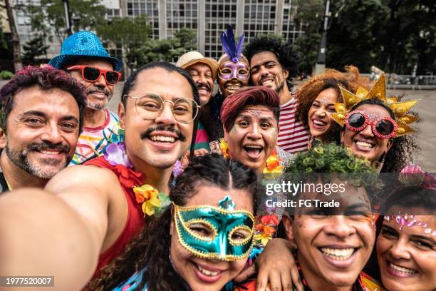 amigos tomándose una selfie en una fiesta de carnaval callejero - punto de vista de la cámara - punto de vista de una cámara fotografías e imágenes de stock
