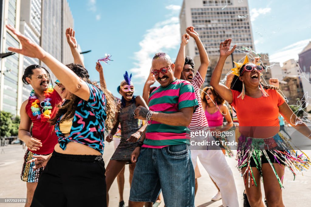 Gruppe von Menschen, die sich auf einer Straßenkarnevalsparty amüsieren