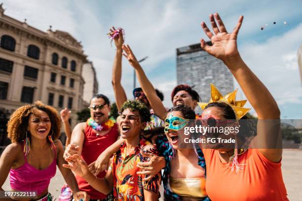 group of people having fun at a street carnival party - carnaval evento de celebración fotografías e imágenes de stock