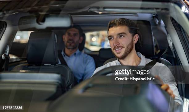 taxista de crowdsourcing que lleva a un pasajero - taxi fotografías e imágenes de stock