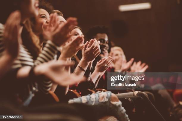 jeunes de cinéma - applaudir photos et images de collection