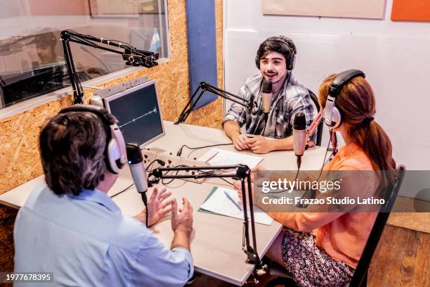 presenters talking on a radio show - locutor-de-rádio imagens e fotografias de stock