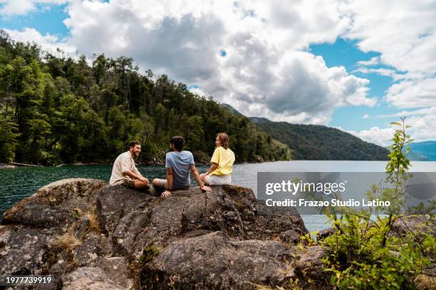 amigos hablando en la cima de una montaña en la patagonia, argentina - patagonia chile fotografías e imágenes de stock