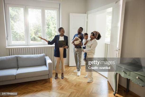 young family buying house - visita de inmuebles en venta fotografías e imágenes de stock
