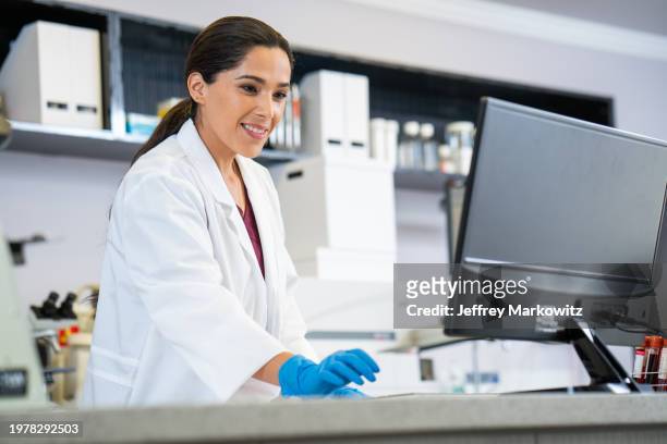 young scientist working in the laboratory - südeuropäischer abstammung stock-fotos und bilder