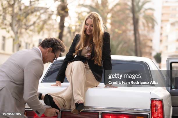 mann zieht sitzende frau schuh an - aschenputtel stock-fotos und bilder