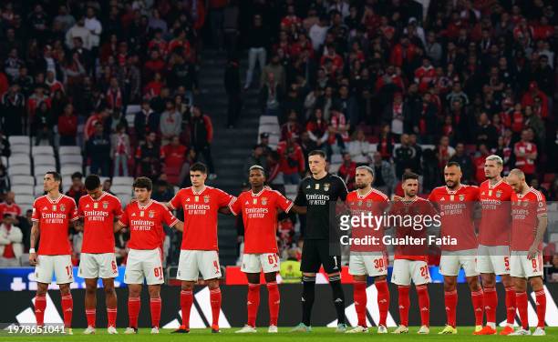 Benfica players during a minute of silence in honor of SL Benfica Legend Palmeiro Antunes before the start of the Liga Portugal Betclic match between...