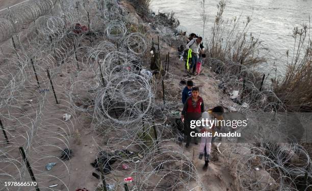 Crossing Razor Wire 6,513 Razor Wire Stock Photos, High-Res Pictures, and Images - Getty Images