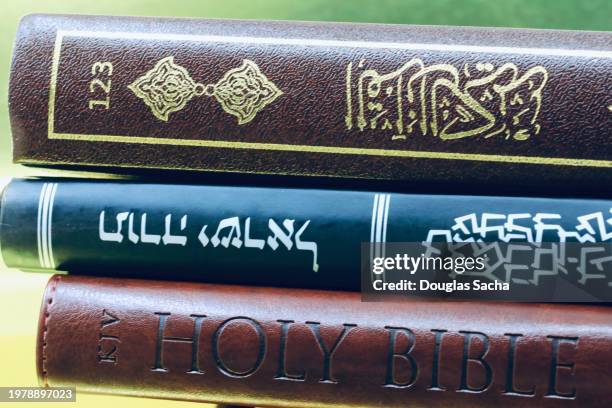 interfaith dialogue concept - religieuze tekst stockfoto's en -beelden