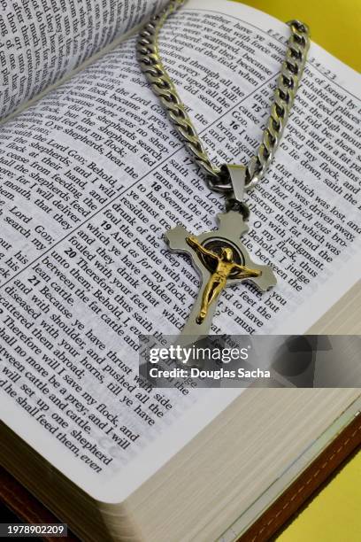 open bible with a crucifix on a chain - ministry stock pictures, royalty-free photos & images