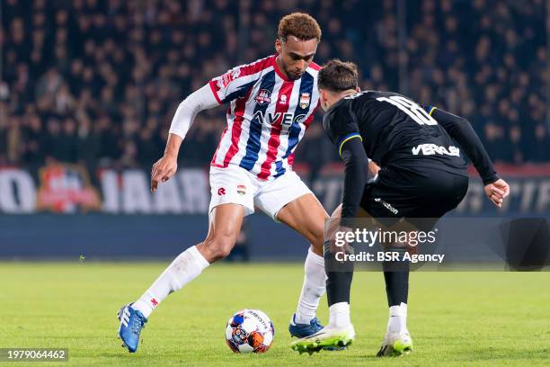 Tommy St Jago of Willem II battles for the ball with Agustin Anello of SC Cambuur during the Dutch Keuken Kampioen Divisie match between Willem II...