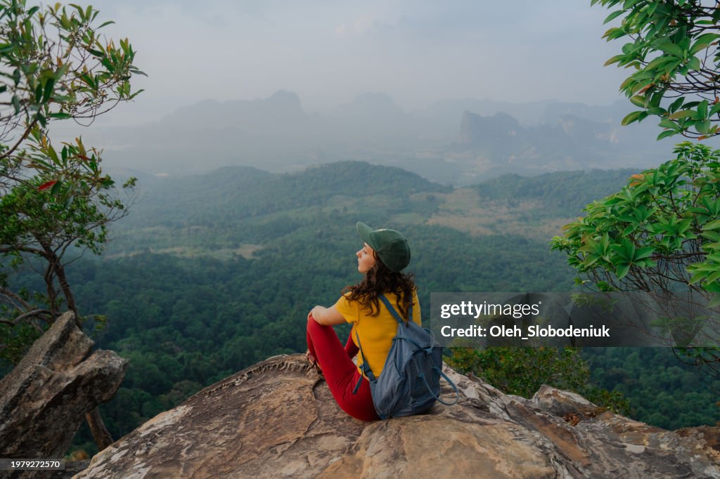 La donna spensierata gode di una vista panoramica della provincia di Krabi dal punto di vista