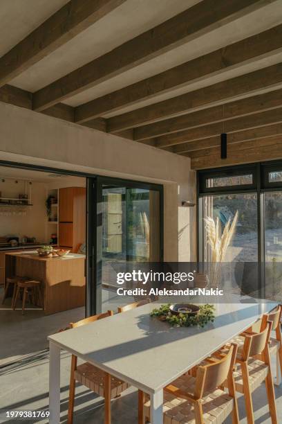 interior of a vacation home - eetkamer stockfoto's en -beelden