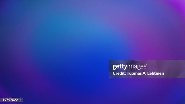 soft blue and purple grainy textured gradient background. - farbverlauf stock-fotos und bilder