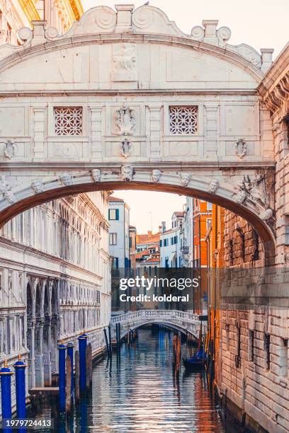 famous bridge of sighs, venice, italy - castello stockfoto's en -beelden