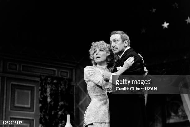 Colette Brosset et Robert Dhéry sur scène dans la pièce 'Monsieur chasse !', le 18 février 1976, au théâtre de l'Atelier à Paris.