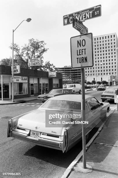 Panneau 'no left turn' dans la rue à La Nouvelle-Orléans, en avril 1976.