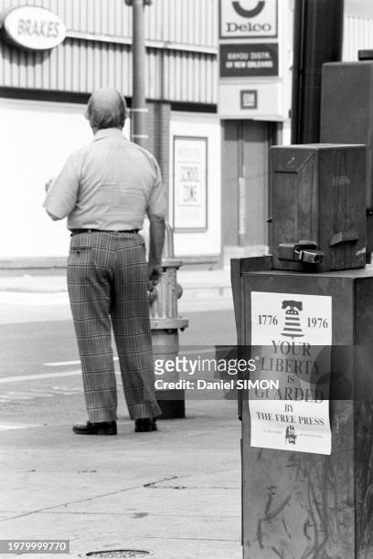 Distributeur de journaux dans la rue à La Nouvelle-Orléans, en avril 1976.