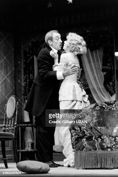 Robert Dhéry et Colette Brosset sur scène dans la pièce 'Monsieur chasse !', le 18 février 1976, au théâtre de l'Atelier à Paris.