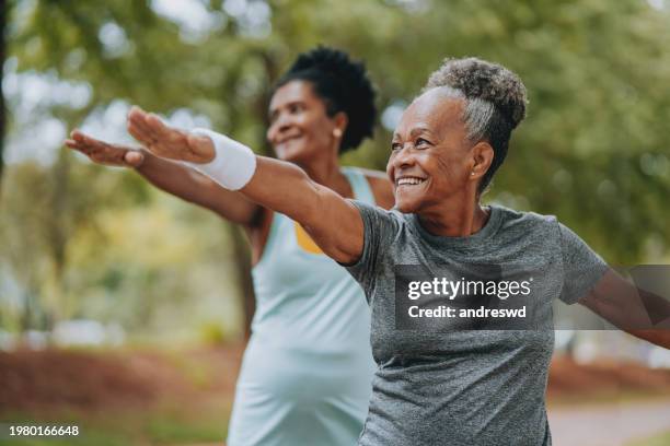 dos amigas haciendo ejercicios juntas mayores y maduras - vida activa fotografías e imágenes de stock