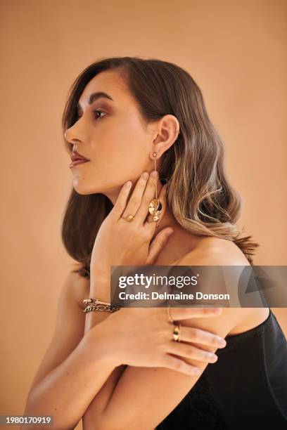 a portrait of a beautiful woman with flowing hair wearing jewellery - gioielli foto e immagini stock
