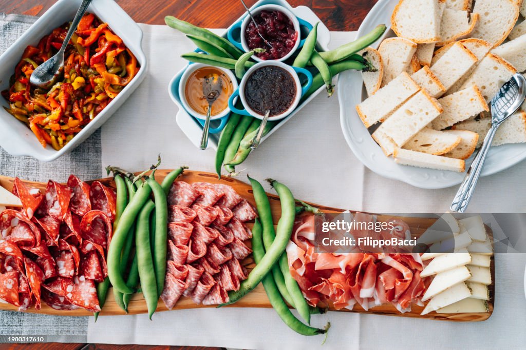 Tagliere con antipasto tipico toscano