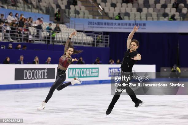Caroline Green and Michael Parsons of the United States perform during the Ice Dance Rhythm Dance on day two of the ISU Four Continents Figure...