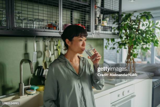 neuanfang des tages - wasser trinken stock-fotos und bilder