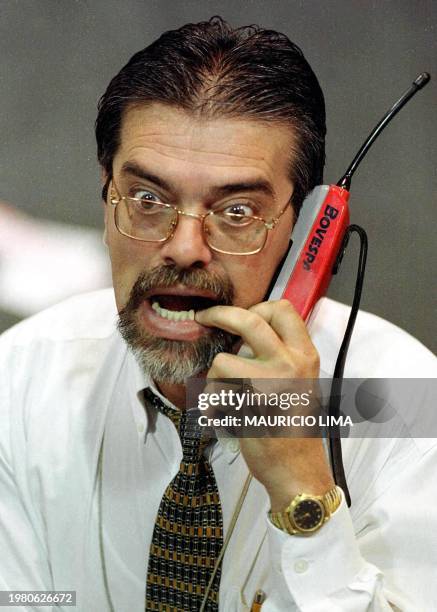 Trader sells stocks over the phone in Sao Paulo, Brazil 17 September 2001. Un operador de la Bolsa de Valores de Sao Paulo negocia la compra y venta...