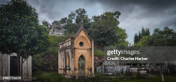 old victorian tomb in guatemala cemetery - creepy victorian house stock pictures, royalty-free photos & images
