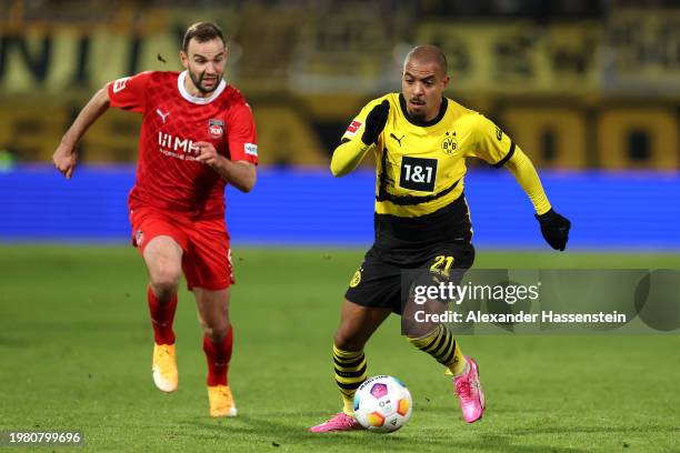 Donyell Malen of Borussia Dortmund on the ball whilst under pressure from Benedikt Gimber of 1.FC Heidenheim during the Bundesliga match between 1....