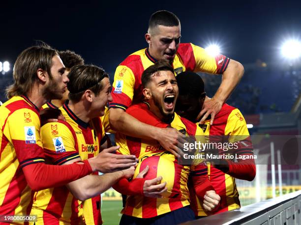 Rèmi Oudin of Lecce celebrates with his teammates after scoring his team's first goal during the Serie A TIM match between US Lecce and ACF...