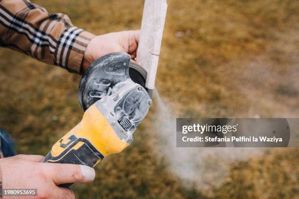 cutting tile with oscillating tool - kreissäge stock-fotos und bilder